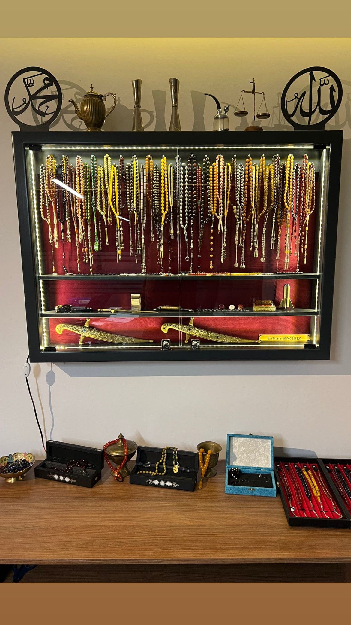 koleksiyonkutu Antrasit rengi raflı Tesbih vitrin vip Antrasit rengi raflı Tesbih vitrin vip