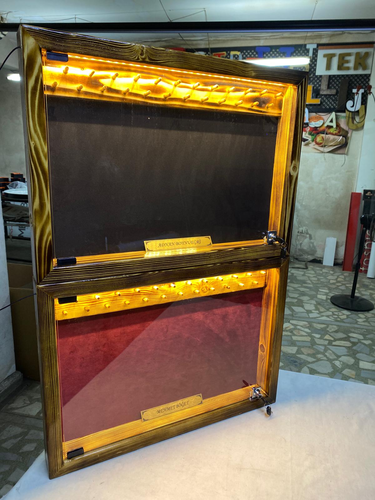 koleksiyonkutu 70x50 cm Camlı Ledli Kilitli VIP Tesbih Dolabı 70x50 cm Camlı Ledli Kilitli VIP Tesbih Dolabı