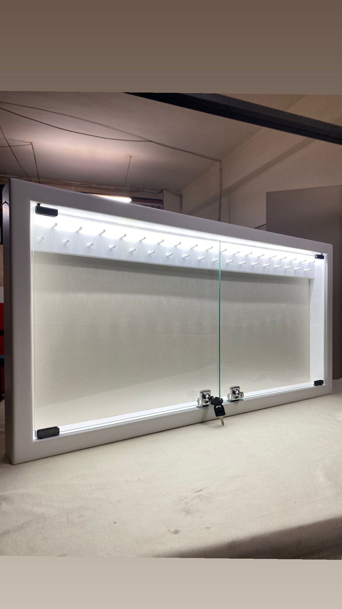 Koleksiyonkutu 100 × 50 72 74 civarında tespih kapasiteli beyaz boyalı tespih vitrini tespih dolabı 100 × 50 72 74 civarında tespih kapasiteli beyaz boyalı tespih vitrini tespih dolabı