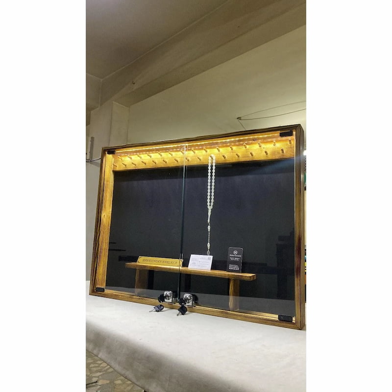 Özel Tasarım Vitrin: 60 Tesbih Kapasiteli, Ahşap ve Raflı