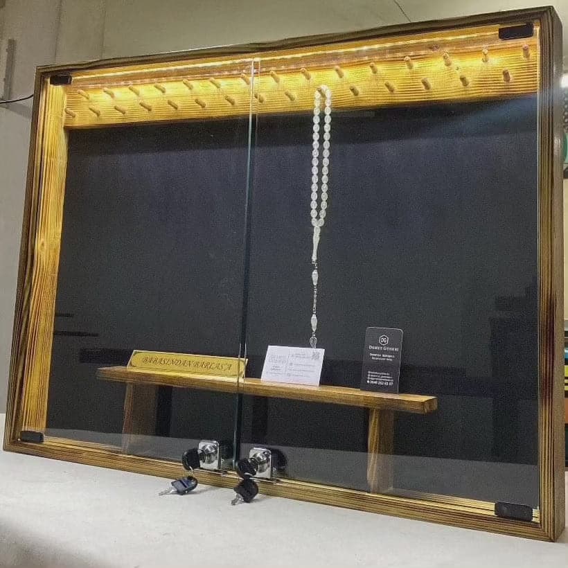 Özel Tasarım Vitrin: 60 Tesbih Kapasiteli, Ahşap ve Raflı