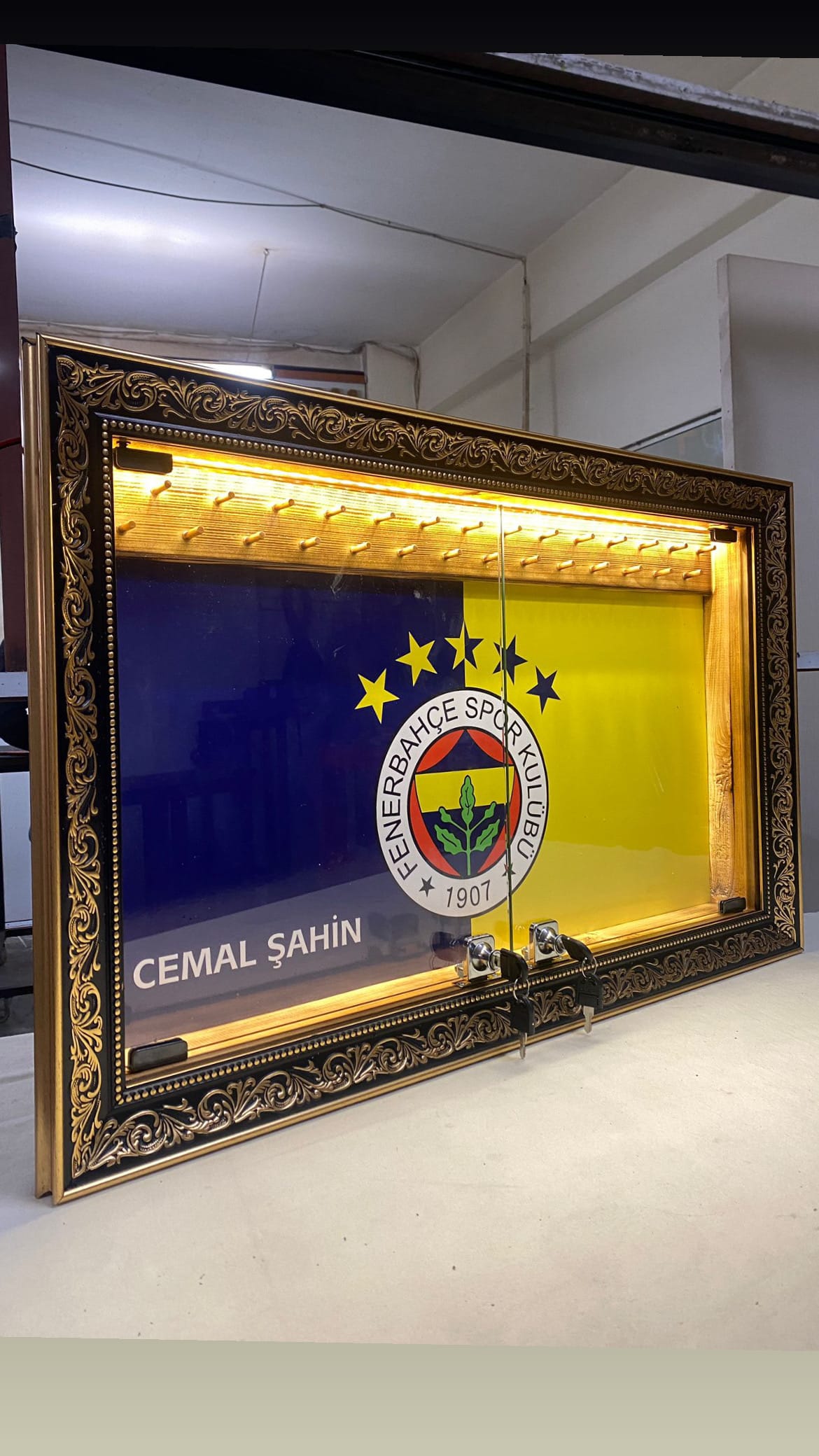 Koleksiyonkutu 80x50 cm çerçeve desenli Fenerbahçe taraftarına özel koleksiyon tesbih dolabı 80x50 cm çerçeve desenli Fenerbahçe taraftarına özel koleksiyon tesbih dolabı