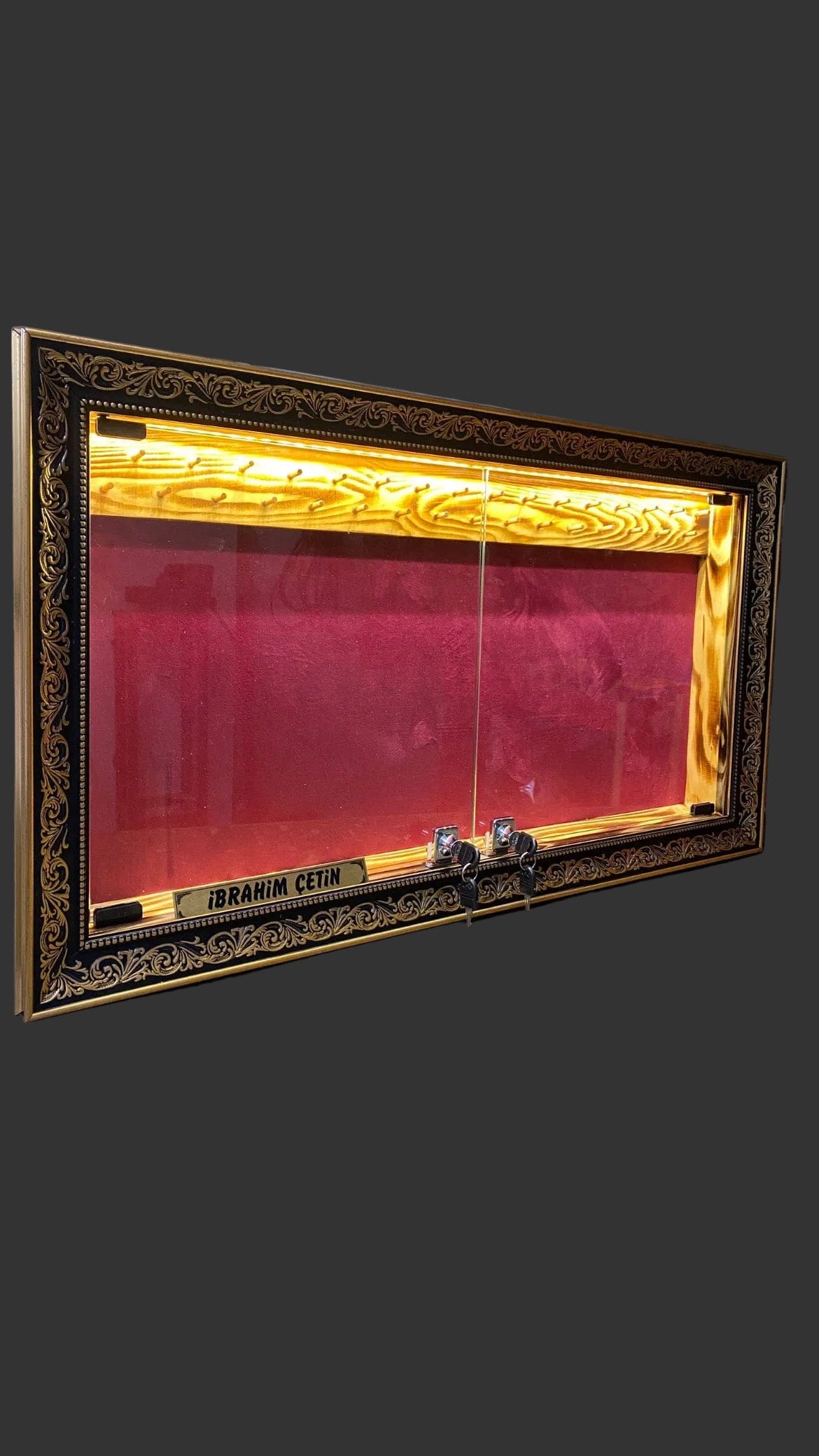 Koleksiyonkutu 90x50 desenli çerçeve camlı ledli kilitli tesbih vitrini panosu 90x50 desenli çerçeve camlı ledli kilitli tesbih vitrini panosu