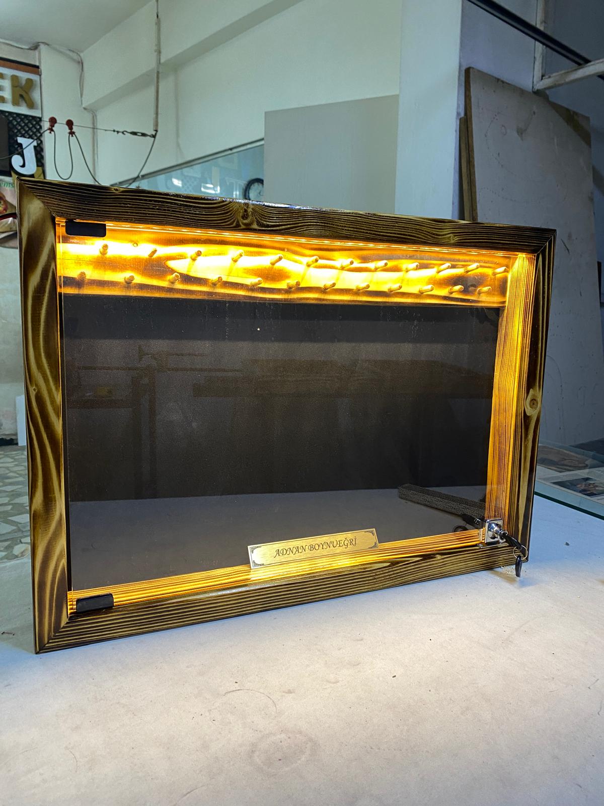 koleksiyonkutu 70x50 cm Camlı Ledli Kilitli VIP Tesbih Dolabı 70x50 cm Camlı Ledli Kilitli VIP Tesbih Dolabı
