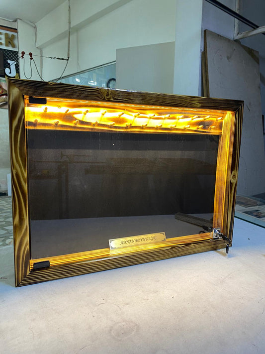 koleksiyonkutu 70x50 cm Camlı Ledli Kilitli VIP Tesbih Dolabı 70x50 cm Camlı Ledli Kilitli VIP Tesbih Dolabı