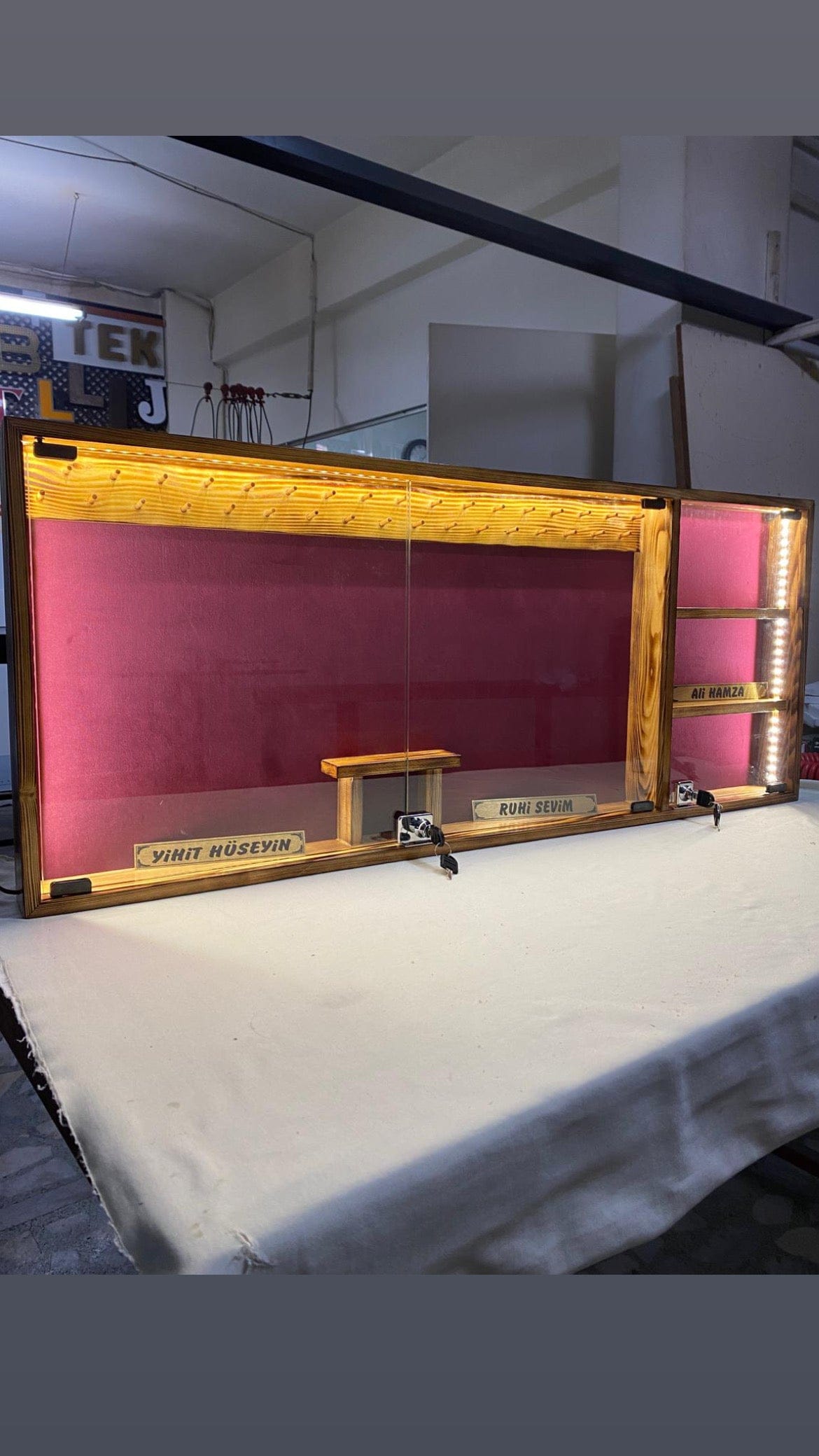 Koleksiyonkutu Tesbih zippo saat kılıç silah vb koleksiyon dolabı vitrini Tesbih zippo saat kılıç silah vb koleksiyon dolabı vitrini